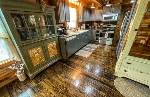 Millers Creek Cabina | Cool Breezes & Cozy Cabins! Reserve Reddies River Retreat Now!