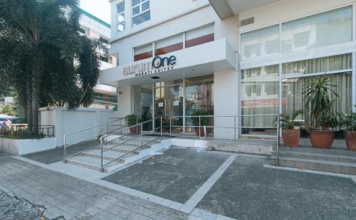 Bangkal Hotel | RedDoorz at LuxeLite Suites Makati
