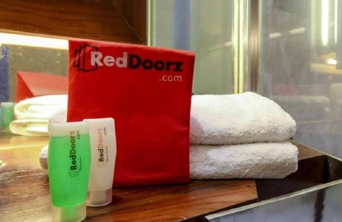 Karawang Hotel | RedDoorz @ Galuh Mas
