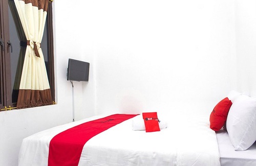 Karawang Hotel | RedDoorz @ Galuh Mas