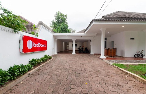 Bangka Hotel | RedDoorz @ Kemang Dalam
