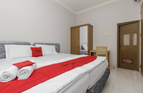 Tomang Hotel | RedDoorz near Central Park Mall