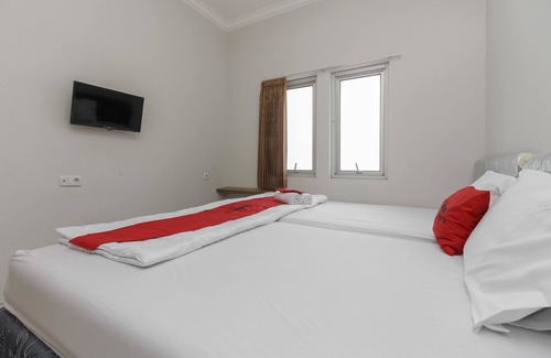Tomang Hotel | RedDoorz near Central Park Mall