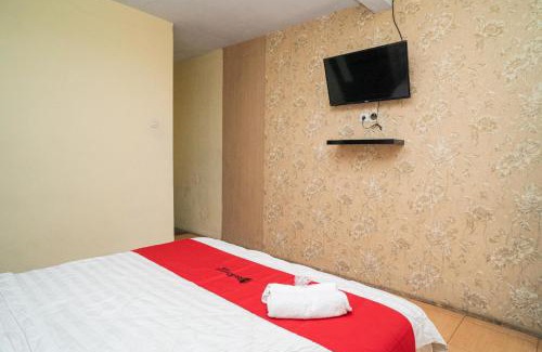 Dinoyo Hotel | RedDoorz near Cyber Mall