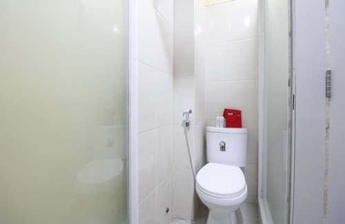 Tanjung Priok Hotel | RedDoorz near ITC Cempaka Mas