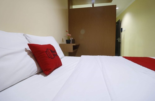 Tanjung Priok Hotel | RedDoorz near ITC Cempaka Mas
