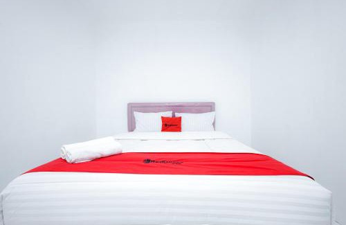 Menteng Hotel | RedDoorz near Jalan Cikini