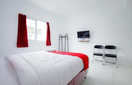 Menteng Hotel | RedDoorz near Jalan Cikini