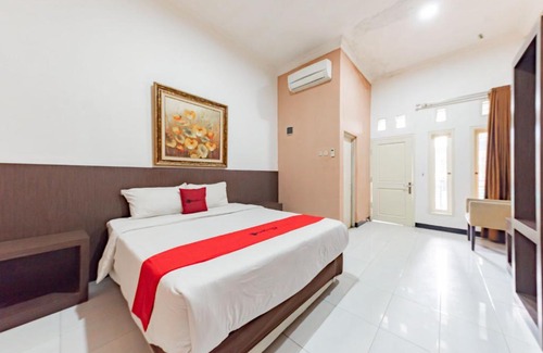 North Cirebon Casa | RedDoorz near Kejaksan Station Cirebon