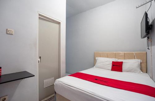 Depok Hotel | RedDoorz near Margonda Raya