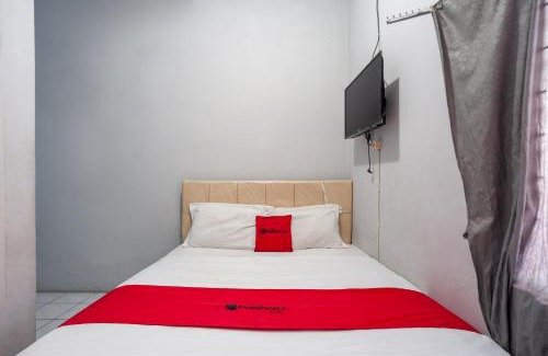 Depok Hotel | RedDoorz near Margonda Raya