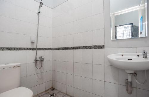 Depok Hotel | RedDoorz near Margonda Raya