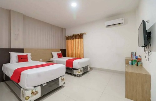 Medan Hotel | RedDoorz Plus @ Cemara Asri Medan