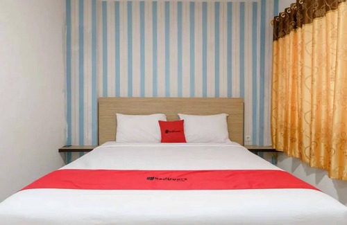 Medan Hotel | RedDoorz Plus @ Cemara Asri Medan