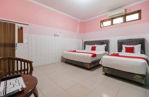 Medan Hotel | RedDoorz Plus @ Jalan Gatot Subroto Medan