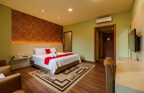 Old Jakarta Hotel | RedDoorz Plus near Dunia Fantasi Ancol