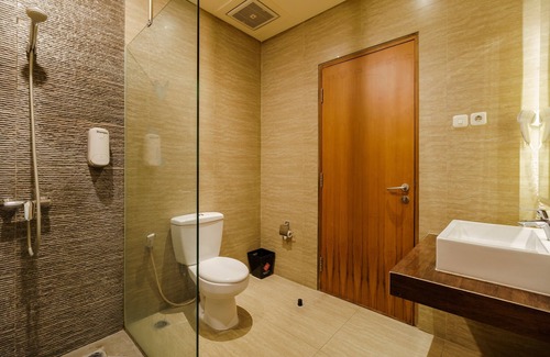 Old Jakarta Hotel | RedDoorz Plus near Dunia Fantasi Ancol
