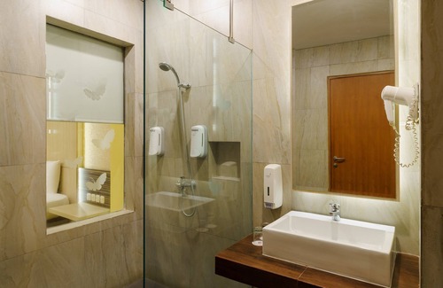 Old Jakarta Hotel | RedDoorz Plus near Dunia Fantasi Ancol