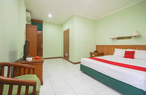 Ragunan Hotel | RedDoorz Plus near Kemang Raya