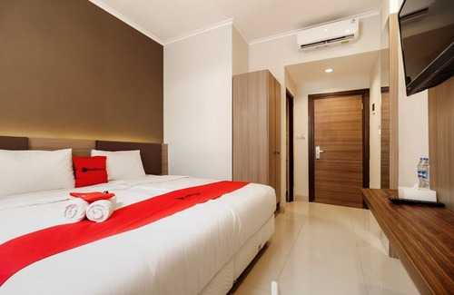 Bangka Hotel | RedDoorz Plus near Lippo Mall Kemang 2