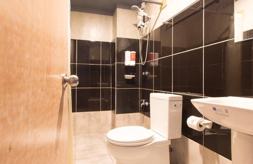 Iloilo Hotel | RedDoorz Plus @ Taft North Mandurriao