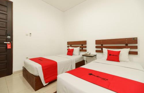 Padang Casa | RedDoorz Syariah near Jembatan Siti Nurbaya Padang