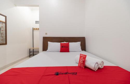 Bekasi Hotel | RedDoorz Syariah near Summarecon Mall Bekasi
