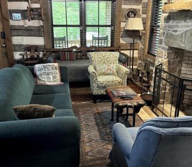 Rutherfordton Casa | Redesign Wooden Cabin with Jacuzzi and Front Porch in North Carolina