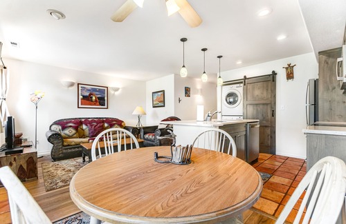 Moab South Valley Condominio | Redesigned Red Rock condo with golf-course-view patio, fireplace, AC & pool