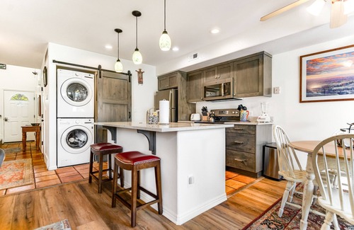 Moab South Valley Condominio | Redesigned Red Rock condo with golf-course-view patio, fireplace, AC & pool