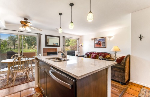Moab South Valley Condominio | Redesigned Red Rock condo with golf-course-view patio, fireplace, AC & pool