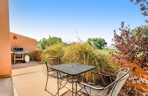 Moab South Valley Condominio | Redesigned Red Rock condo with golf-course-view patio, fireplace, AC & pool