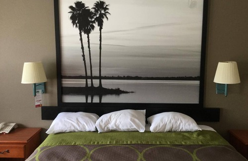 Fort Pierce Hotel | Redfinn Inn