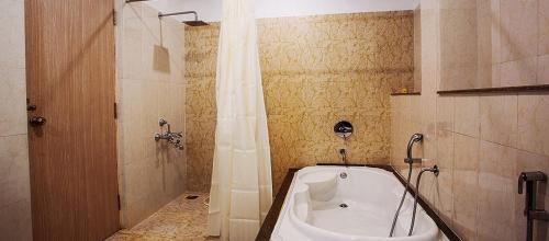 Palavakkam Hotel | Redfox Cinemascope An Apart Hotel