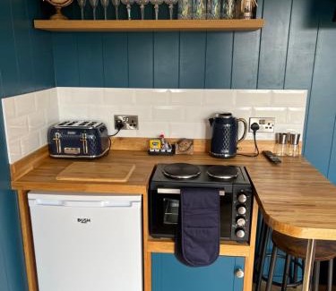 Coleraine Cabina | Redfox Shepherds hut and private hot tub