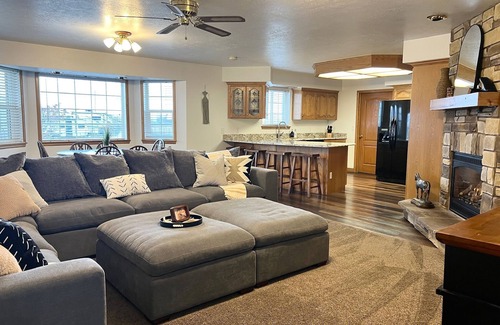 Spanish Fork Casa | RedHawk Retreat / Modern Hobby Farm Getaway