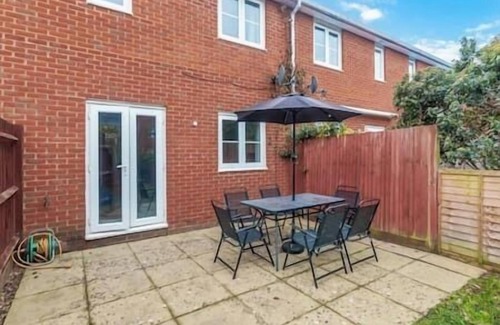 Redhill Casa | Redhill, Sleeps 9, Private Parking,17 mins London Gatwick, 30 mins to London