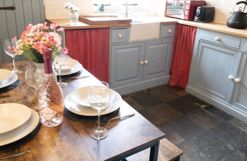 Dorking Cabaña | Redlands is a Cosy Characterful 2 Bed Cottage in the Surrey Hills