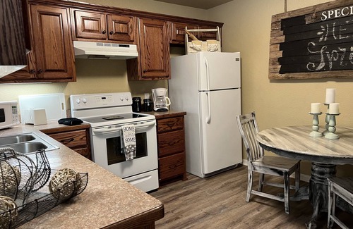 Mena Casa | Redstone Suites- Minutos a todo. 2 Bd. 2 baños muy limpio!