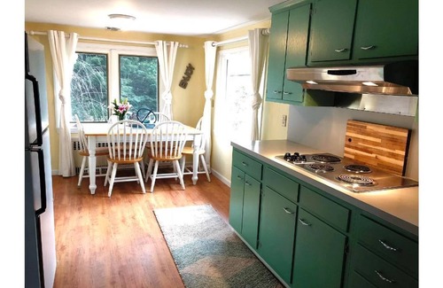 New Fairfield Casa | REDUCED FOR AFTER LABOR DAY - Waterfront cottage on Candlewood Lake