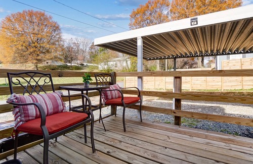 Concord Casa | Reduced Pricing - Corner House - Just 5 mins. from Downtown Concord - BBQ - Fenced Yard - Pets OK