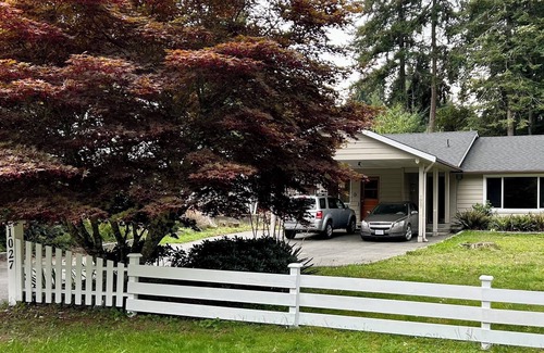 Regional District of Nanaimo Casa | Tarifa mensual reducida disponible en una casa completamente amueblada de 1.100 pies cuadrados y 1 cama en Qualicum