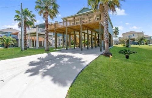 Crystal Beach Casa | Reduced rate! The Wave of it All Tiki Bar Walk to the beach