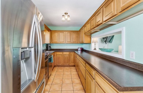 Villa Primera Casa | *Reduced Rates* Sunshine and Sand | Your Comfortable Waterfront House | Sandy Yard |Family Friendly