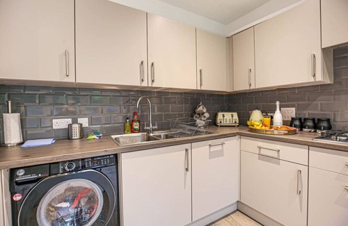 Bedford Casa | Redwald House (Sleeps 12) w/ Garden, Smart TV and Free Parking by Yoko Property