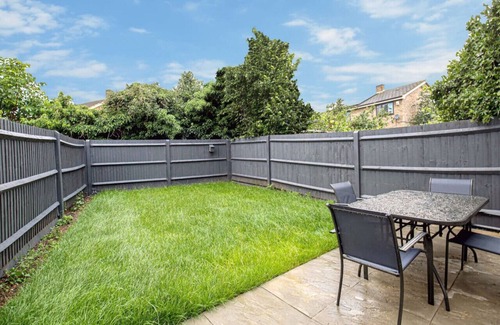 Bedford Casa | Redwald House (Sleeps 12) w/ Garden, Smart TV and Free Parking by Yoko Property