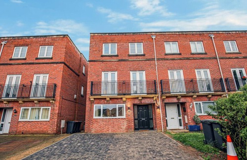 Bedford Casa | Redwald House (Sleeps 12) w/ Garden, Smart TV and Free Parking by Yoko Property