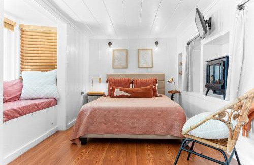 Rio Nido Casa | Redwood Cabin with Hot Tub Canyon View and Dogs OK