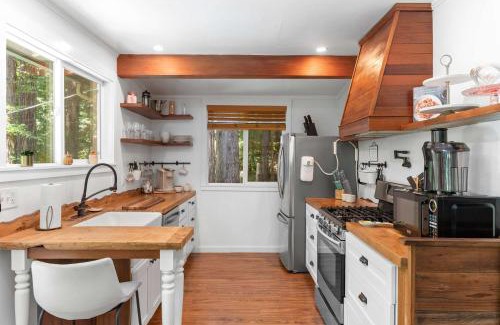 Rio Nido Casa | Redwood Cabin with Hot Tub Canyon View and Dogs OK