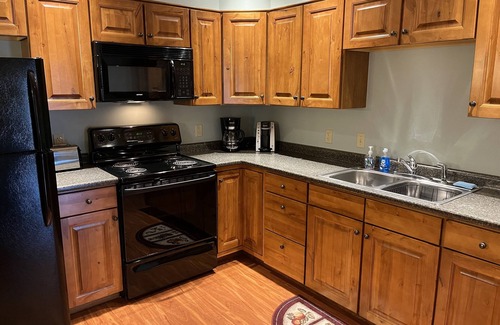 Colliersville Apartamento | Redwood Inn & Suites - Apartment A - impeccably clean motel between CDP & ASV